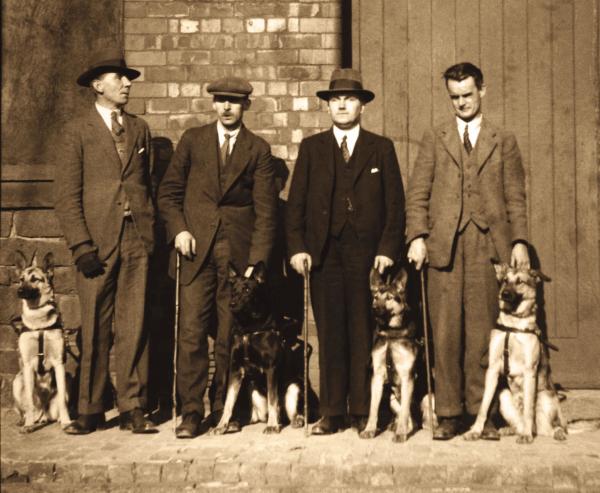 Ciekawostki Owczarka Niemieckiego - 10. Był to pierwszy pies przewodnik w historii